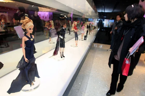Los Visitantes Observan Las Muñecas Barbie Exhibidas Tienda Insignia Barbie — Foto de Stock