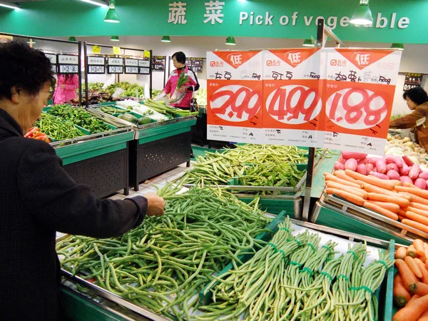 イーチャン市のスーパーマーケットで野菜を購入する中国のお客様 湖北省中央中国 12月1日2010 — ストック写真