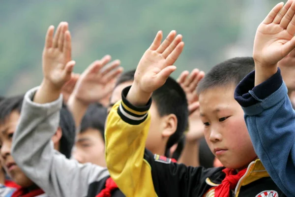 中国の学生は Beichuan 郡の記念行事の間 5月12日の地震の犠牲者を追悼するために敬礼します ミアンヤン市 南西中国四川省 月2009 — ストック写真