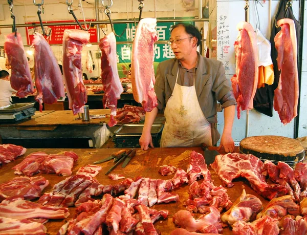Venditore Carne Maiale Aspetta Clienti Mercato Chongqing Cina Maggio 2009 — Foto Stock