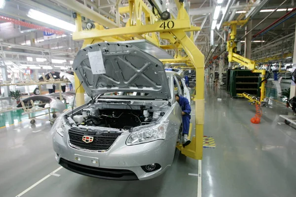 Trabajadores Fábricas Chinas Montan Coches Geely Emgrand Ec718 Línea Producción — Foto de Stock