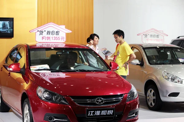 Kinesiska Bilköpare Titta Jac Anhui Jianghuai Automobile Ltd Bil Auto — Stockfoto