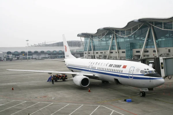 Čínští Pozemní Zaměstnanci Naložují Letoun Boeing 737 800 Jet Zpozorovalo — Stock fotografie