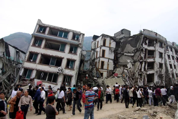 Kerumunan Orang Tionghoa Mengunjungi Kabupaten Beichuan Yang Hancur Karena Gempa — Stok Foto