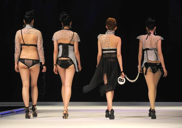 Chińskie Modele Parada Podczas Finału Konkursu Haining Chiny Tricot Moda — Zdjęcie stockowe