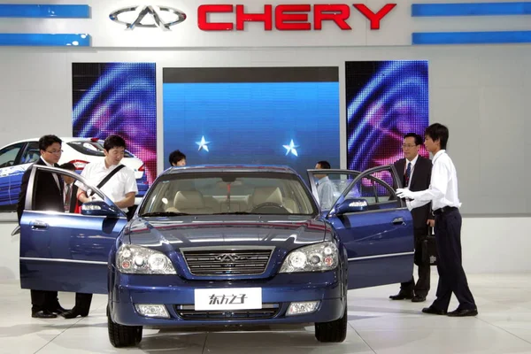 Visitantes Olham Para Chery Dongfangzhizi Durante Show Automóveis Guangzhou Sul — Fotografia de Stock