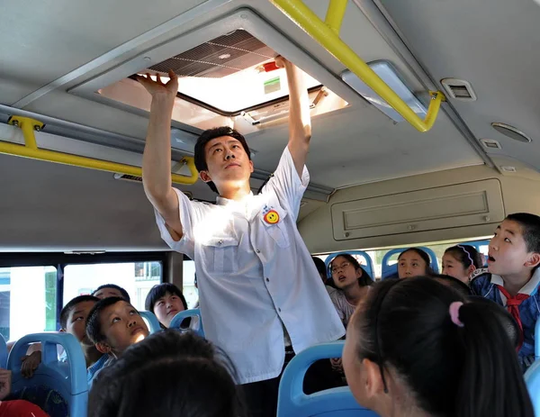 Работник Автобуса Учит Учеников Начальной Школы Бежать Крыши Автобуса Случае — стоковое фото