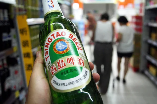 Arkiv Kinesisk Kundaffärer För Tsingtao Beer Stormarknad Nantong City East — Stockfoto