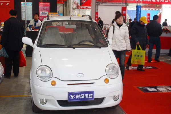 Chinese Bezoekers Kijken Naar Een Elektrische Auto Vervaardigd Door Shifeng — Stockfoto