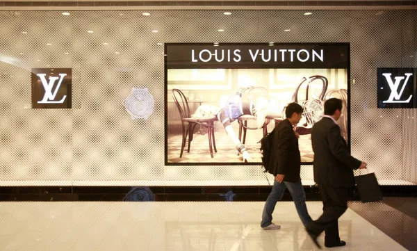 Китайцы Проходят Мимо Бутика Louis Vuitton Роскошном Торговом Центре Plaza — стоковое фото