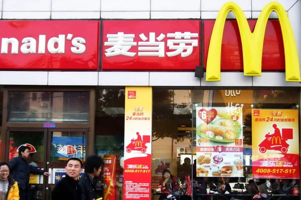 Residentes Locais Passam Por Restaurante Mcdonalds Xangai China Março 2008 — Fotografia de Stock