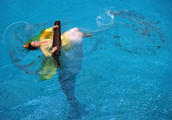 Chinese Performer Peng Zixuan Plays Chinese Zither Water Swimming Pool — Stock Photo, Image