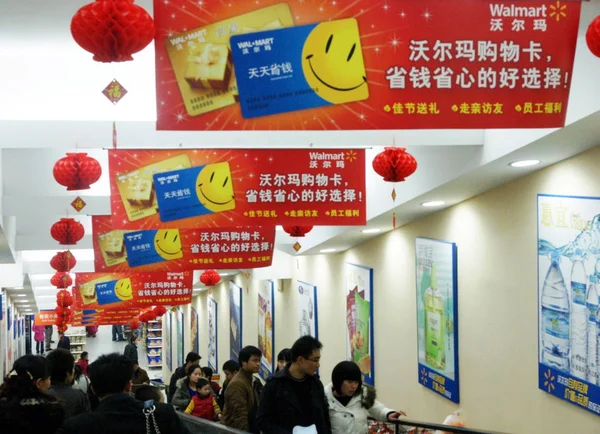 2009年2月4日 中国重慶市のウォルマートのスーパーマーケットで顧客が見られる — ストック写真