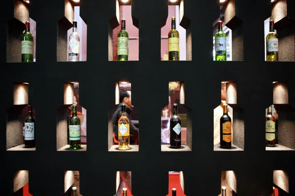 Des Bouteilles Vin Sont Vues Lors Une Exposition Sur Vin — Photo