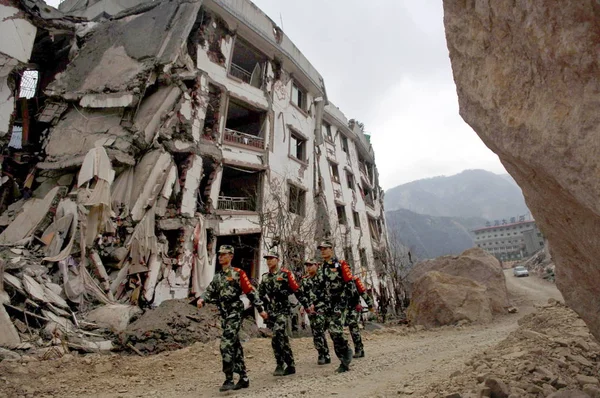 Patrullan Policías Paramilitares Chinos Cerca Edificio Dañado Por Terremoto Del —  Fotos de Stock