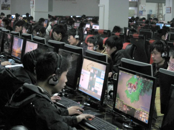 Chińskich Użytkowników Internetu Grać Gry Online Kawiarence Internetowej Mieście Wuhu — Zdjęcie stockowe