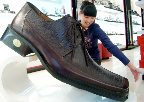 Comprador Chinês Mede Sapato Enorme Uma Loja Sapatos Cidade Lianyungang — Fotografia de Stock