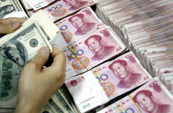 Impiegato Cinese Conta Banconote Dollari Statunitensi Accanto Alle Banconote Yuan — Foto Stock