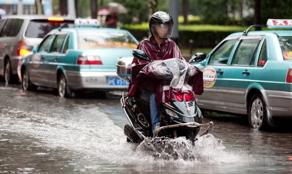 Čínský Cyklista Auta Procházejí Zaplavené Ulicí Prudkém Dešti Šanghaji Číně — Stock fotografie