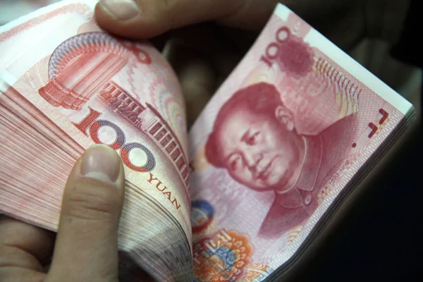 Impiegato Cinese Conta Banconote Rmb Renminbi Yuan Una Banca Nella — Foto Stock