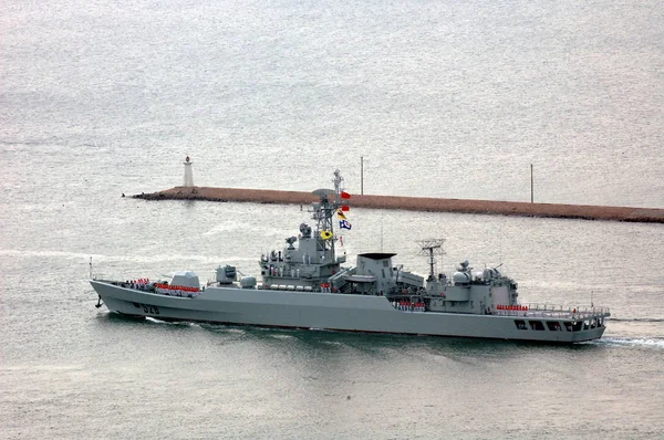 中国プラ 人民解放軍 海軍No 528フリゲートは 2009年4月22日水曜日 中国東部山東省青島市で予定されている海軍パレードに備えて青島港を出るのが見られます — ストック写真