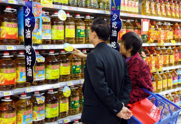 Kinesiske Kunder Shoppe Til Madlavning Olie Supermarked Yichang Centrale Chinas - Stock-foto