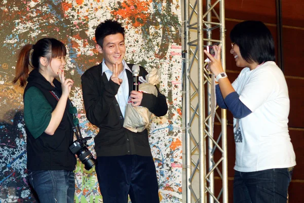 Hong Kong Zanger Edison Chen Centreren Ontvangt Gifts Van Fans — Stockfoto