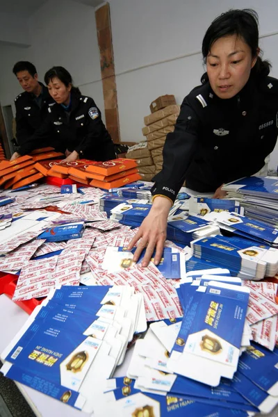 Policiais Chineses Confiscaram Drogas Falsas Pacotes Uma Oficina Drogas Falsas — Fotografia de Stock