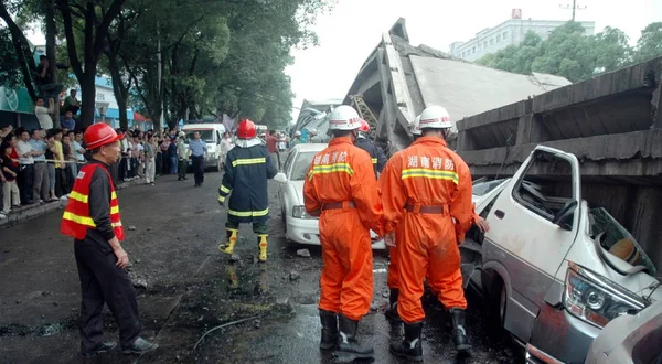 Los Rescatistas Chinos Observan Los Autobuses Automóviles Destruidos Por Viaducto — Foto de Stock