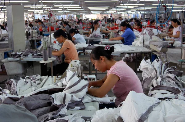 中国の女性労働者は 2008年9月20日 中国東部山東省済南市の工場で衣料品を製造する — ストック写真