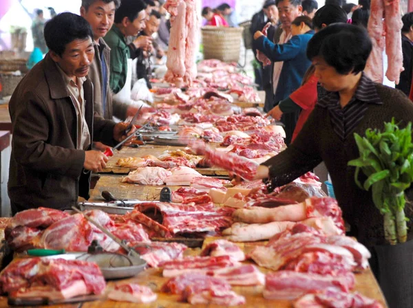 Китайські Покупці Купують Свинину Продовольчому Ринку Чунцін Китай Квітня 2009 — стокове фото