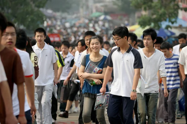 Chinesische Studenten Gehen Einem Prüfungsort Der Nationalen Hochschulaufnahmeprüfung Huaibei Provinz — Stockfoto
