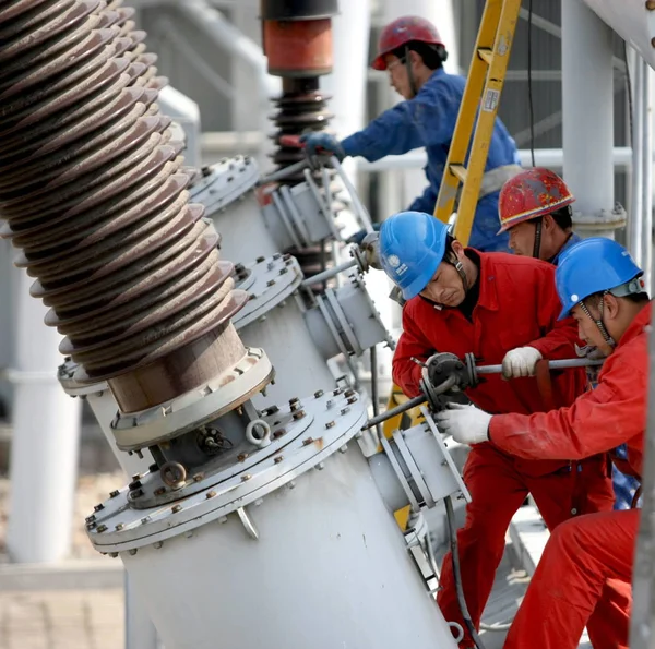 Eletricistas Chineses Verificam Reparam Redes Elétricas Equipamentos Transmissão Energia Uma — Fotografia de Stock