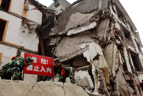 Policías Paramilitares Chino File Erigen Tablero Alerta Entrada Frente Edificio —  Fotos de Stock