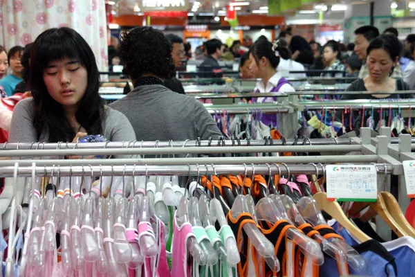 Chinese Shoppers Buy Apparel Store Nanjing City East Chinas Jiangsu — Stock Photo, Image