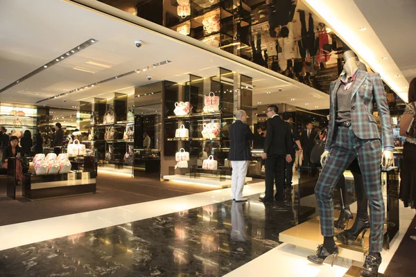 Klanten Worden Gezien Onlangs Geopende Gucci Flagship Store Shanghai China — Stockfoto