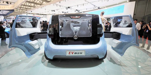 2009年4月20日 星期一 在中国上海举行的第13届上海国际汽车工业展览会上 参观者将目光投向华晨汽车Ev 电动汽车 概念车 — 图库照片