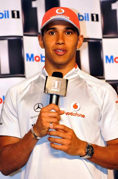 Pilota Britannico Lewis Hamilton Del Team Mclaren Mercedes Parla Durante — Foto Stock