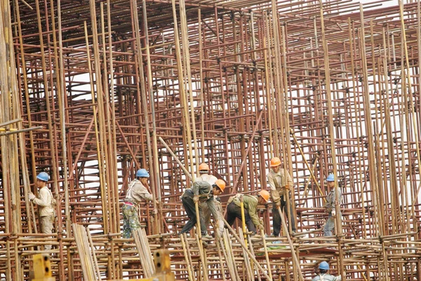 Des Travailleurs Migrants Chinois Construisent Des Échafaudages Sur Chantier Construction — Photo
