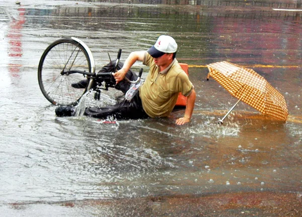 Çinli Bir Bisikletçi Bisikleti Xiamen Şehirde Yağmur Suyuna Batırılmış Bir — Stok fotoğraf