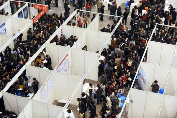 Graduados Chineses Multidão Cabines Durante Uma Feira Emprego Cidade Wuhan — Fotografia de Stock