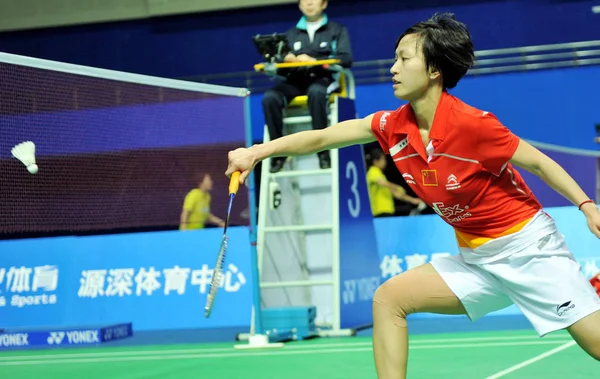 2010年12月2日 在中国上海举行的2010年中国羽毛球公开赛上 中国选手夏景云在与新加坡张北文的第二轮女单比赛中复出 — 图库照片