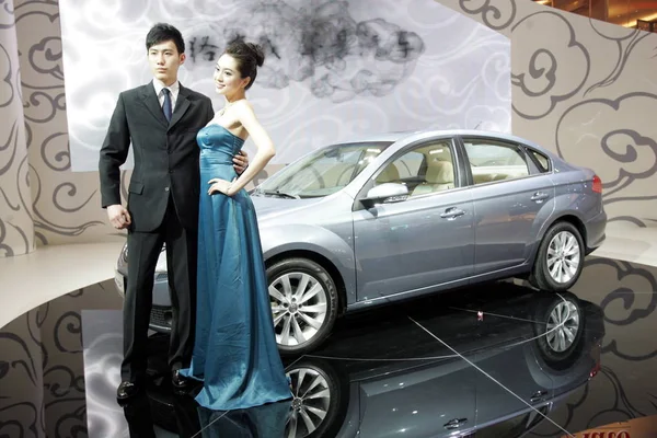 Modelos Posam Com Brilliance Auto Zhonghua Junjie Fsv 13Th Shanghai — Fotografia de Stock