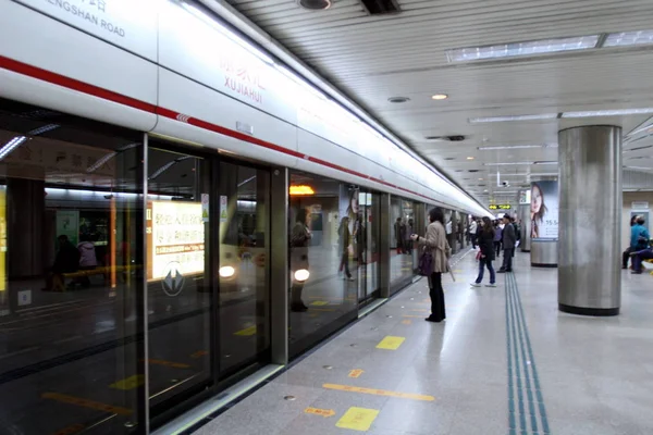 Chinese Passagiers Wachten Voor Platform Scherm Deuren Xujiahui Station Van — Stockfoto