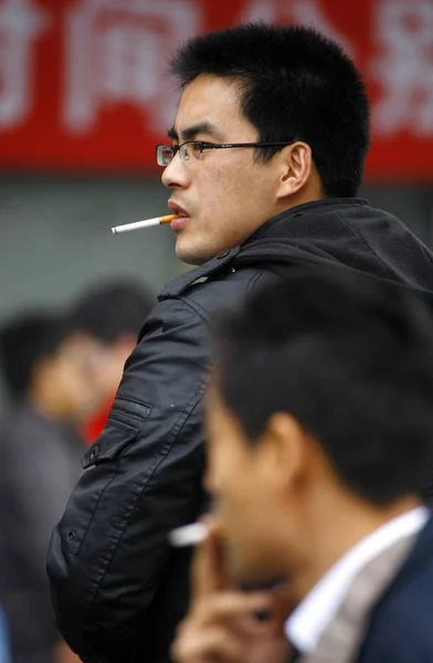 Hombres Chinos Fumando Una Calle Shanghái China Marzo 2009 —  Fotos de Stock