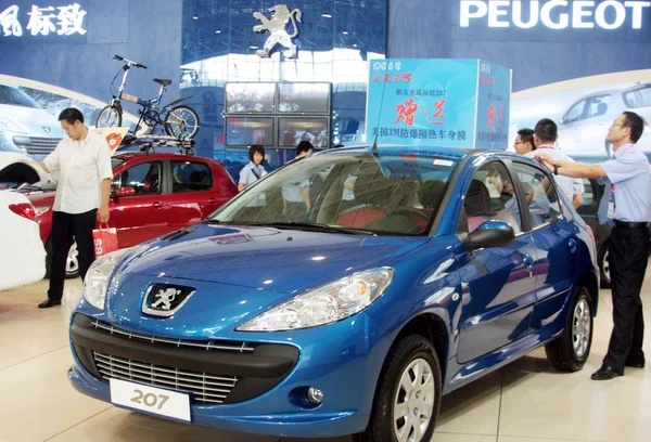 Visitantes Chinos Miran Peugeot Coches Durante Una Exposición Automóviles Beijing — Foto de Stock