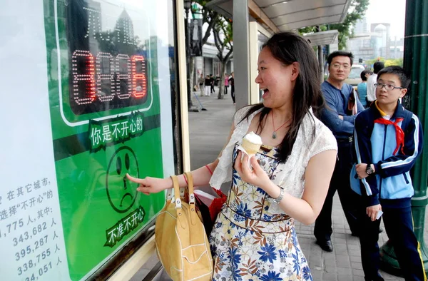 Chinese Woman Touches Happiness Index Display Panel Bus Stop Shanghai — Stock Photo, Image
