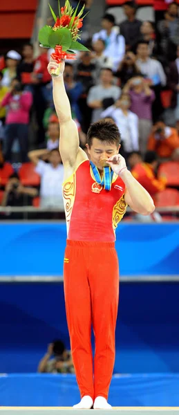Chinas Chen Yibing Kisses His Gold Medal Podium Award Ceremony — Stock Photo, Image