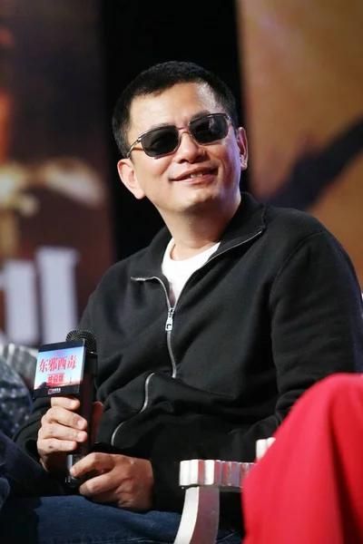 2009年3月25日 星期三 香港电影导演黄嘉伟在中国电影 时间之灰 的新闻发布会上回答提问 — 图库照片