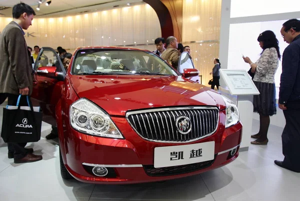 Látogatók Nézd Meg Buick Excelle Auto Shanghai 2009 Sanghajban Kínában — Stock Fotó